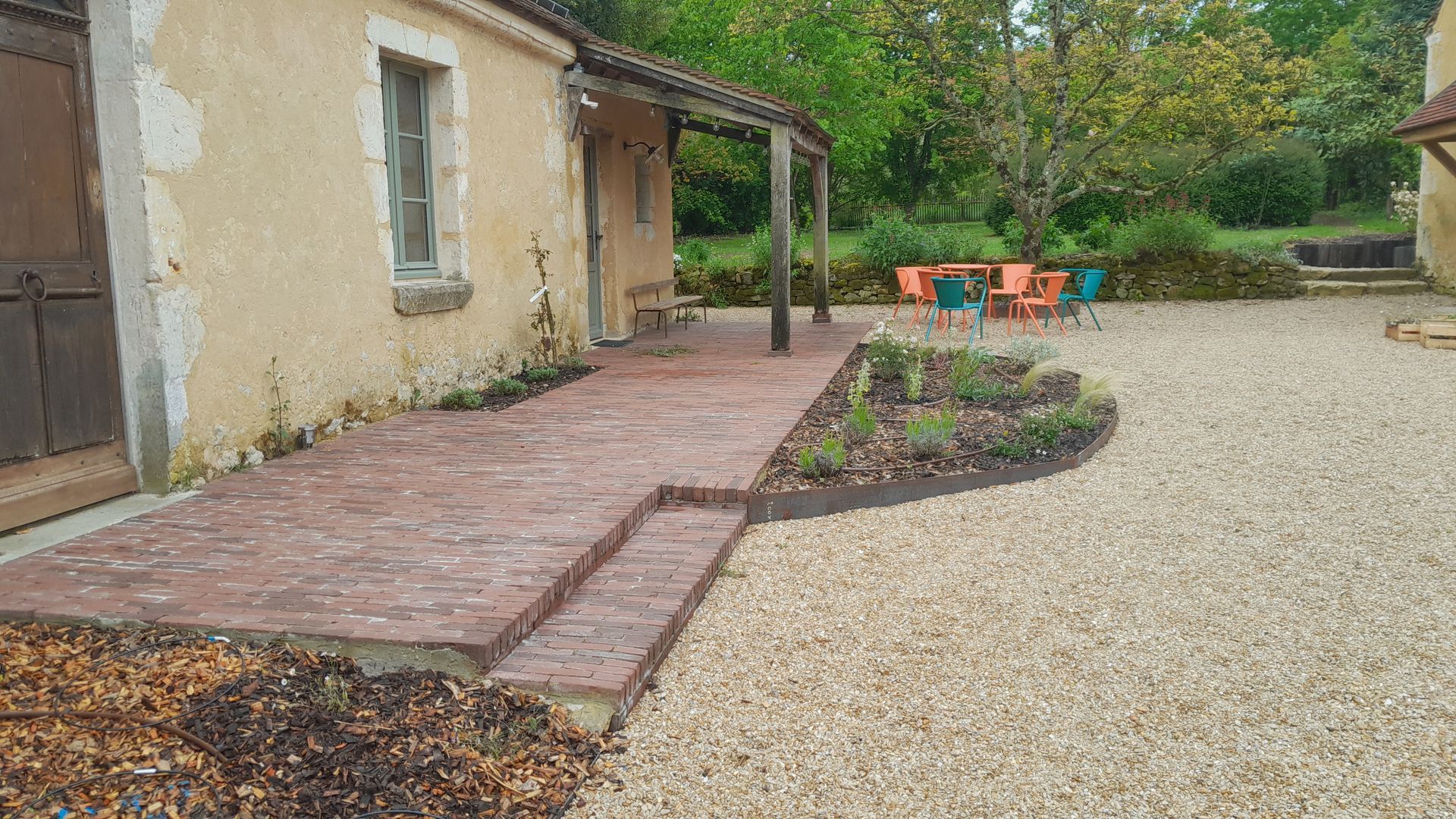 Petit muret avec talus fleurs et engazonné