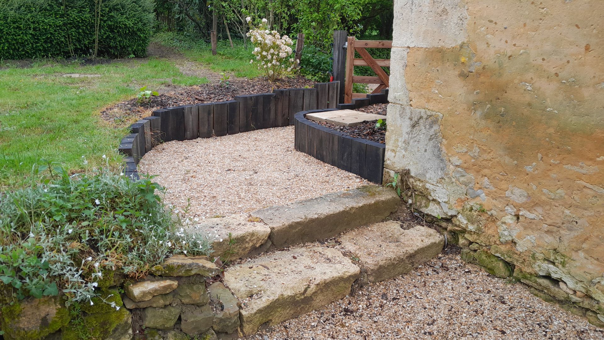 Tour de maison en gravillons et engazonnement de la parcelle