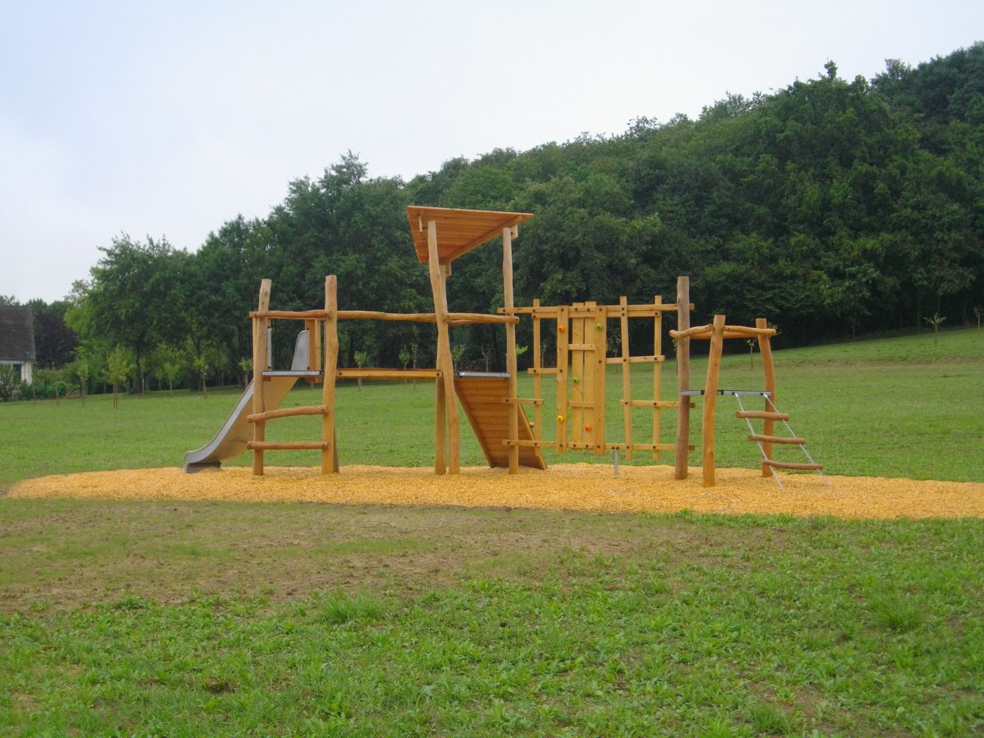 Aire de jeux en bois