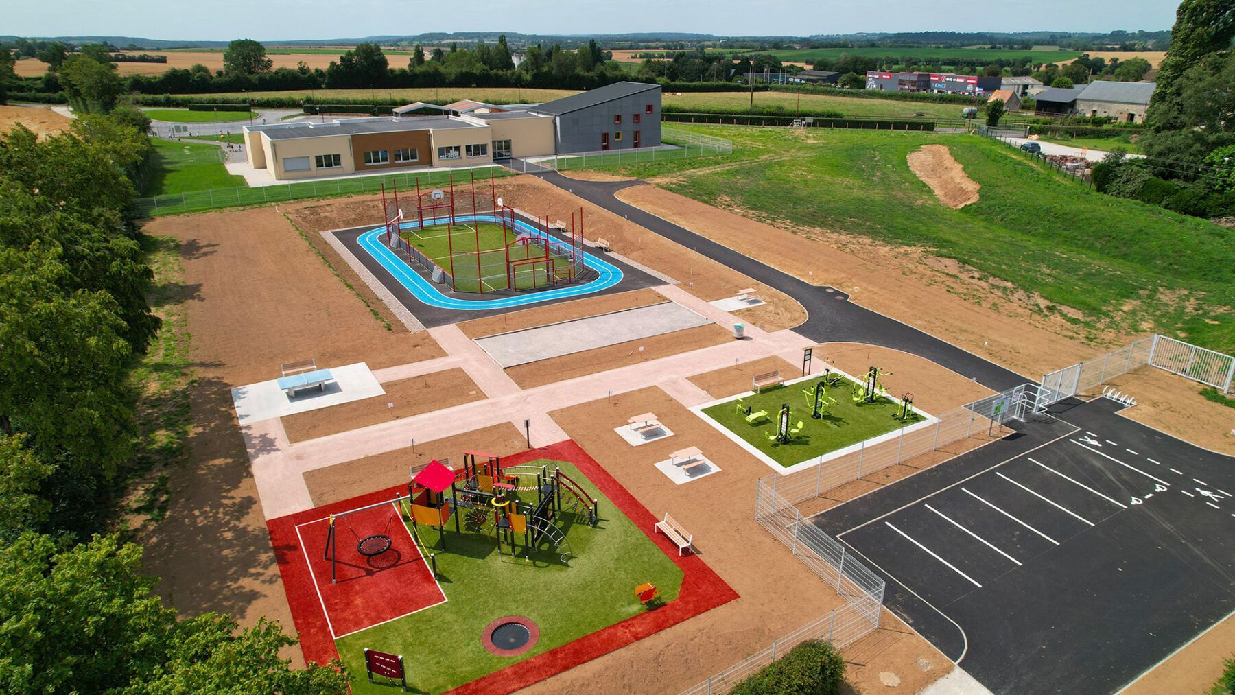 Grande aire de jeux avec city stade