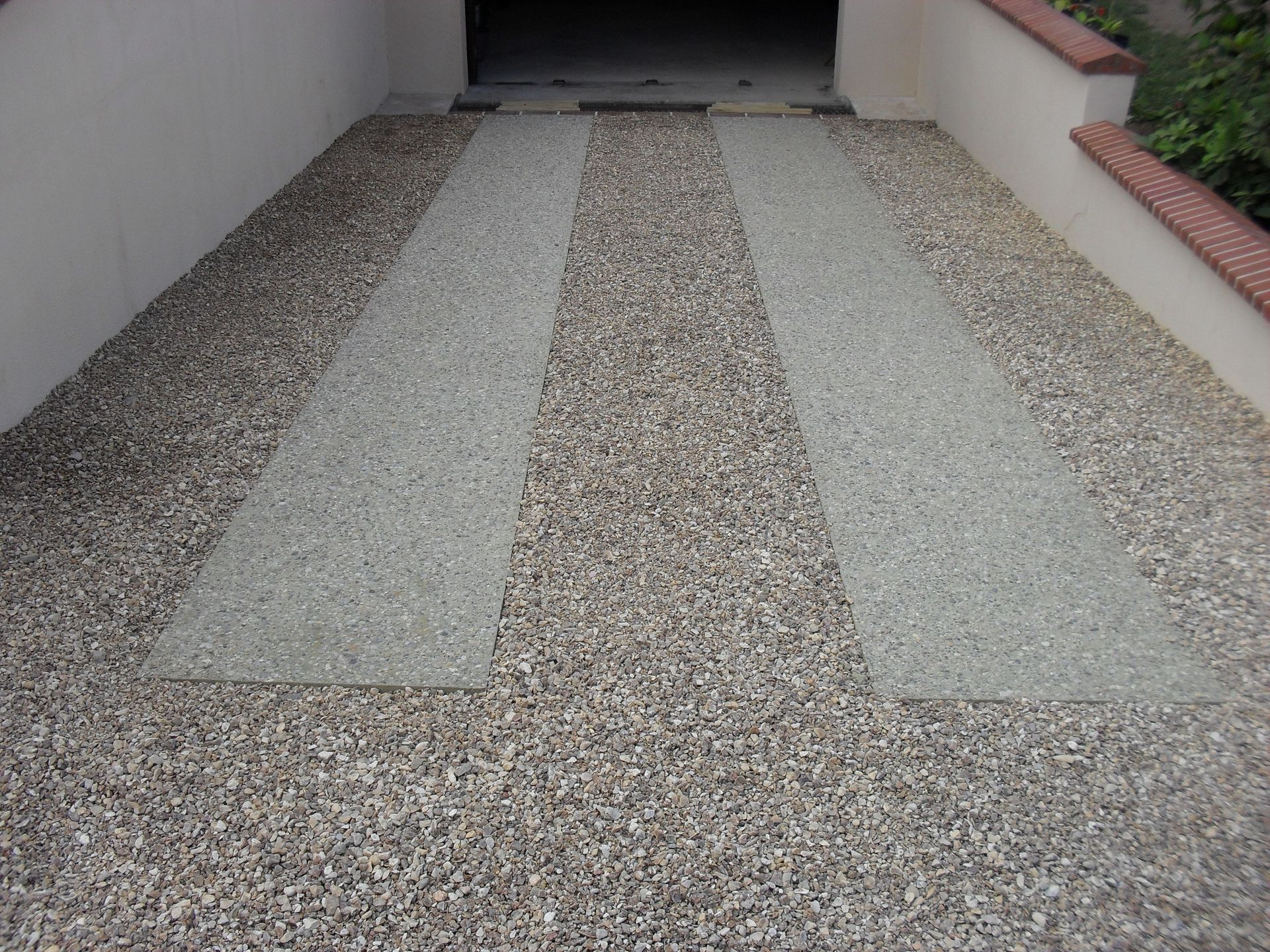 Gandes plaques minérales posées dans des gravillons