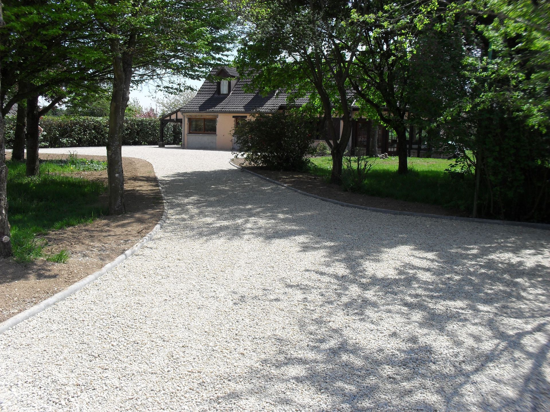 Grandes cour et allée gravillonées