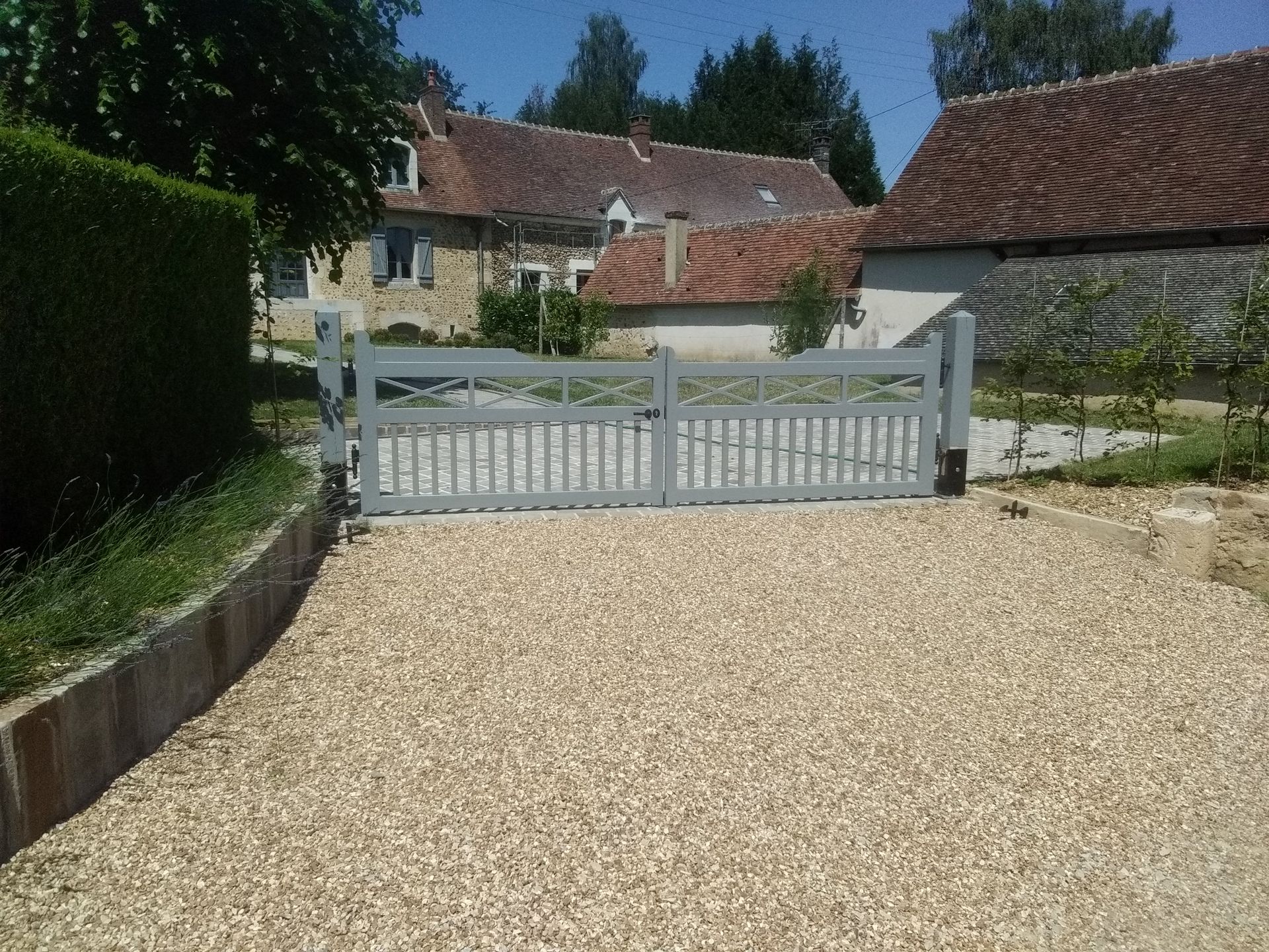 Grande cour en gravillons