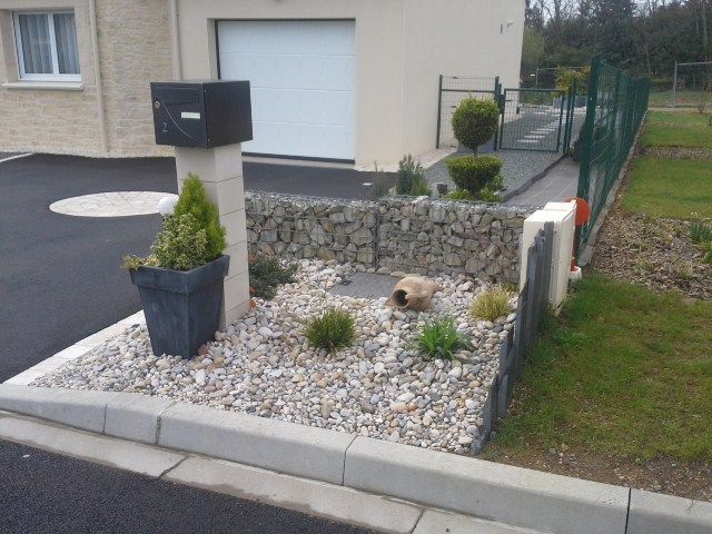 Aménagement de jardin avec bordure et gabions