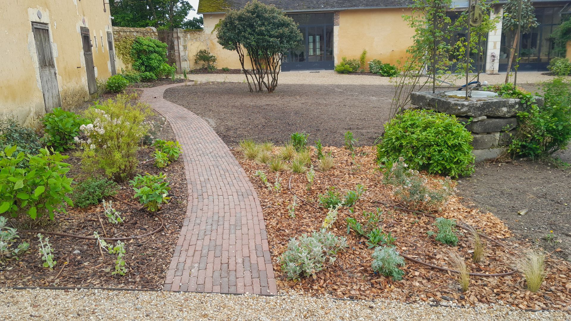 Terrasse en bois avec aménagements fleuris