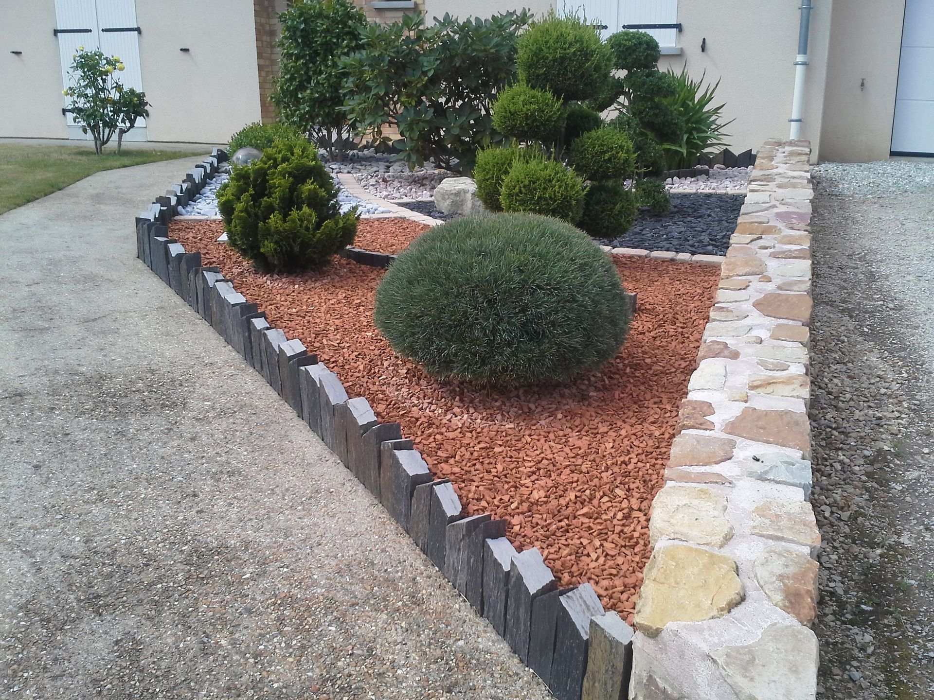 Petit massif entouré d'un muret