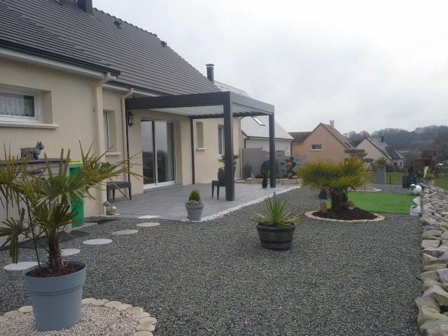 Grande cours aménagée en gravillons