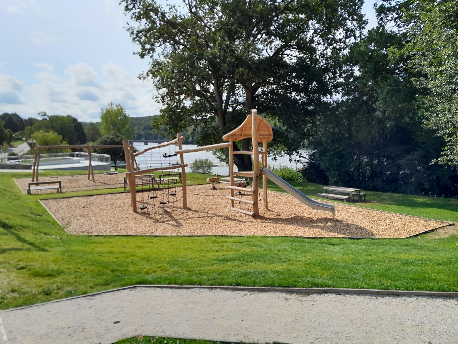 Aire de jeux près d'un étang