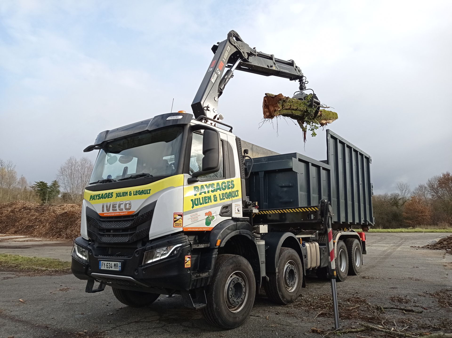 Camion grue en train de transporter du bois