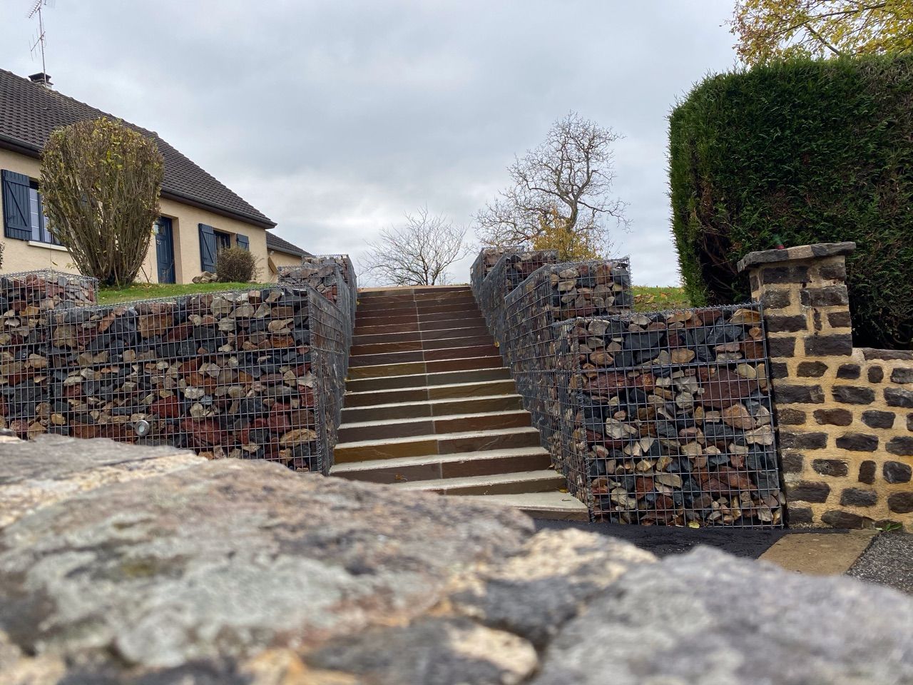 Grand escalier entouré de gabions