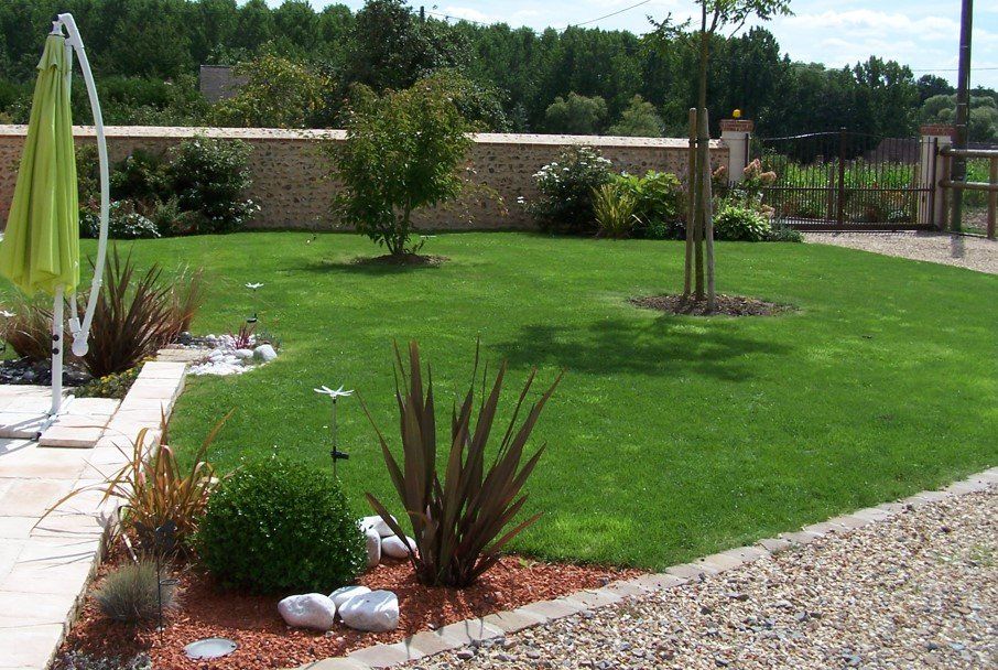 Gazon fraîchement posé dans un jardin