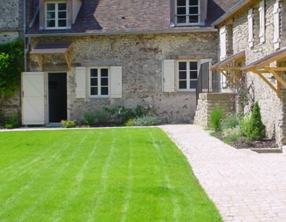 Gazon classique parfaitement tondu devant une propriété