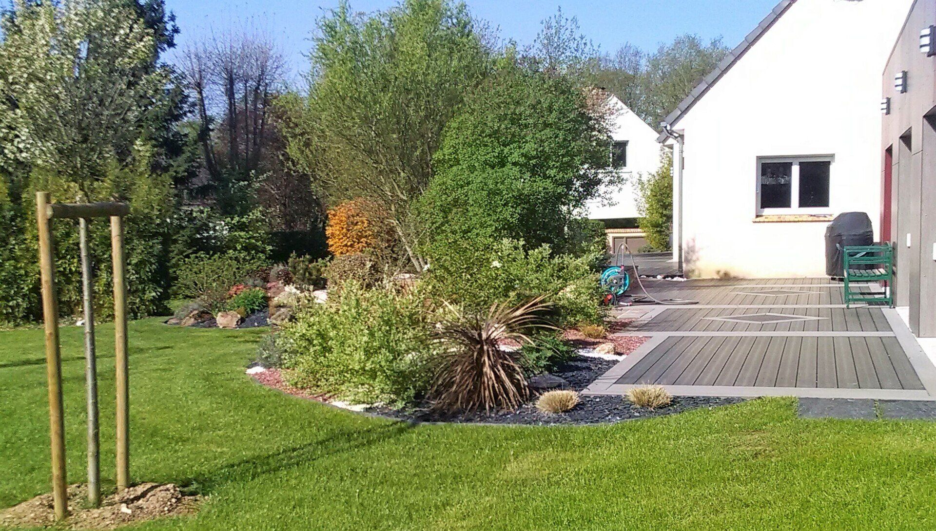 Petit massif de plantes entretenu