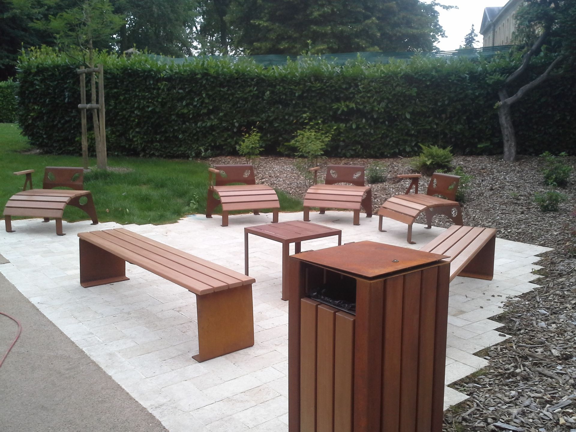 Poubelles et bancs en bois