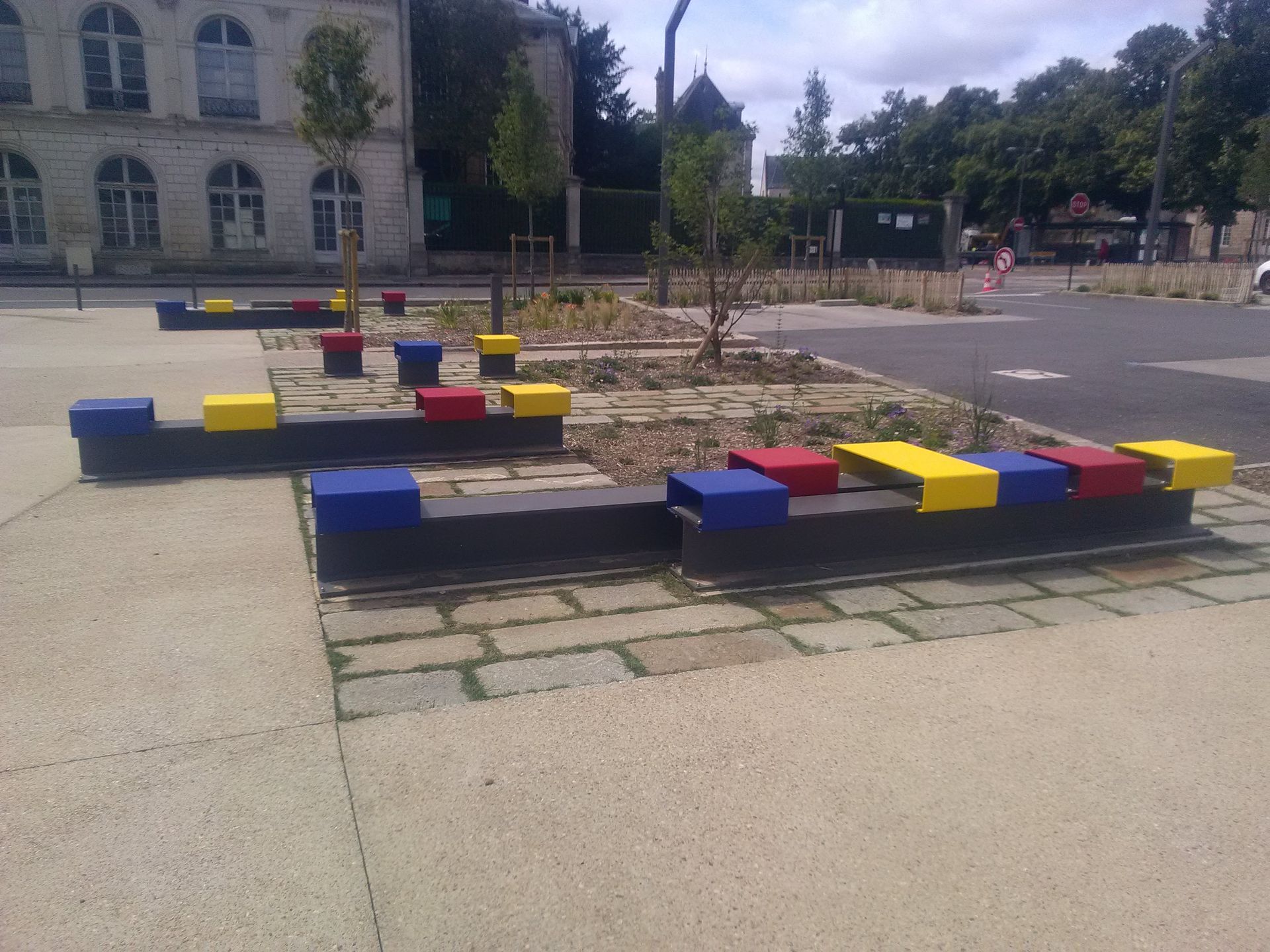 Mobilier urbain coloré