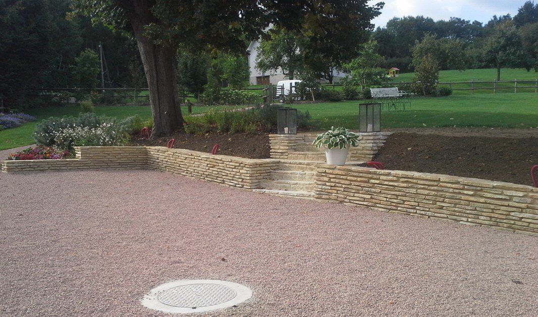 Petit mur de soutènement en pierres