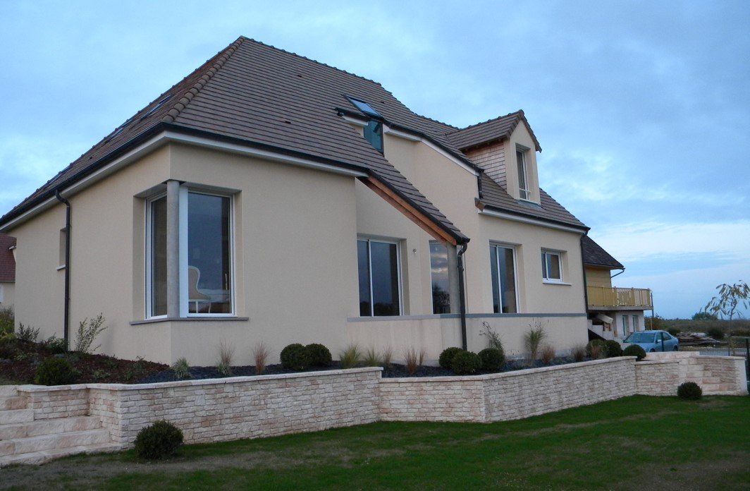 Maison entourée d'un talus paysager