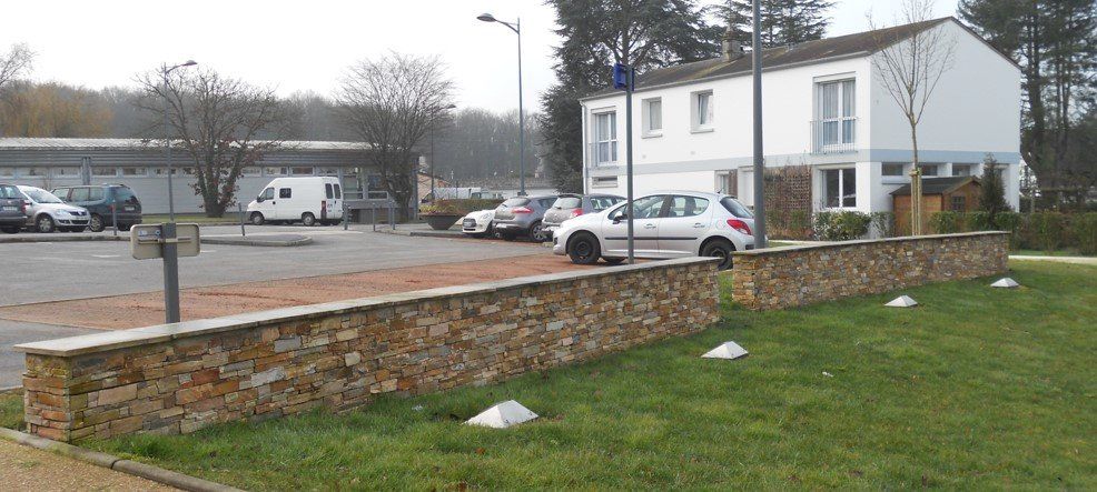 Petit muret en pierres colorées