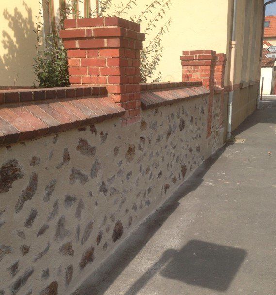 Mur de clôture en pierres apparentes