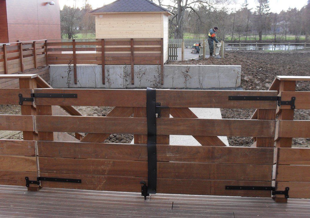 Petit portail en bois