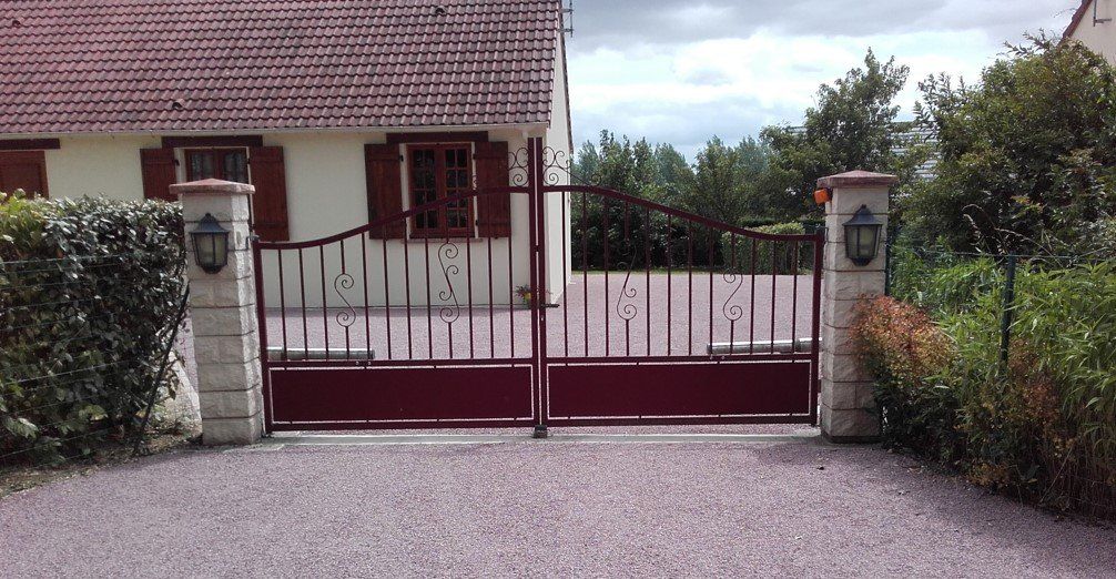 Portail rouge métallique