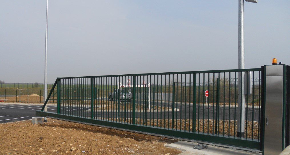 Grande clôture métallique verte