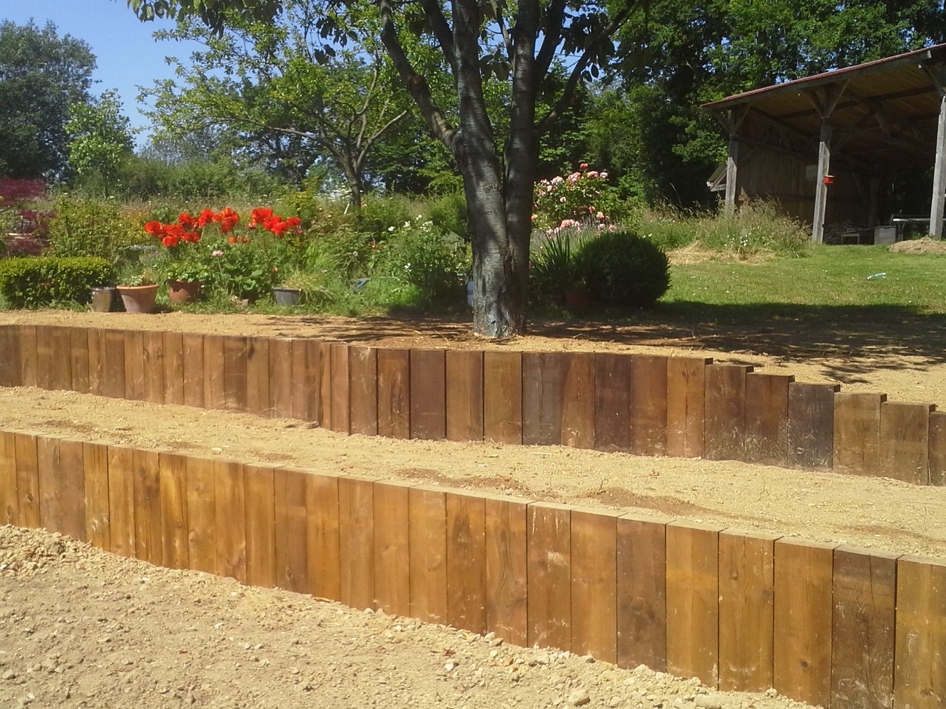 Soutènement avec plaques de bois
