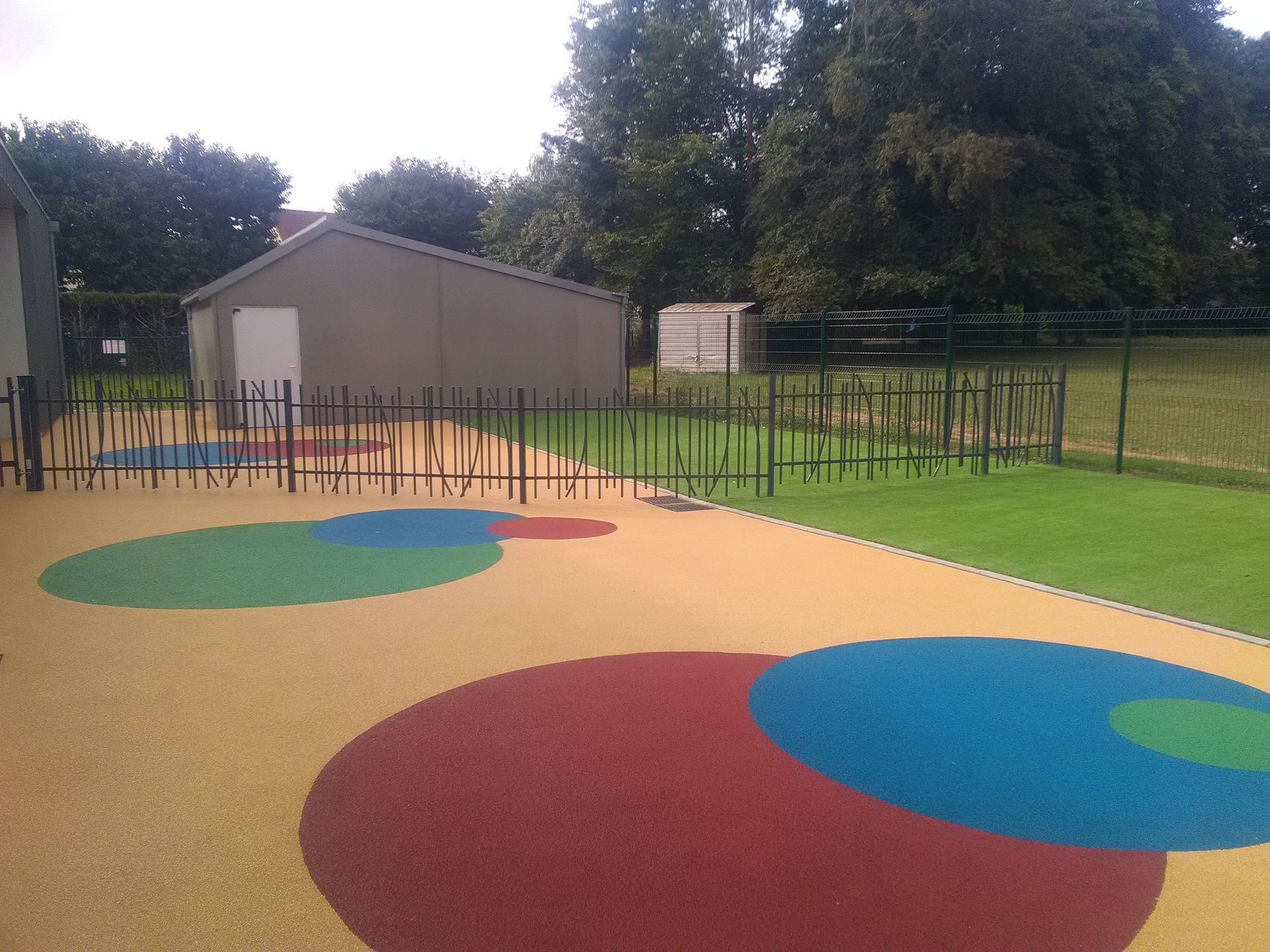 Sol amortissant d'aire de jeux