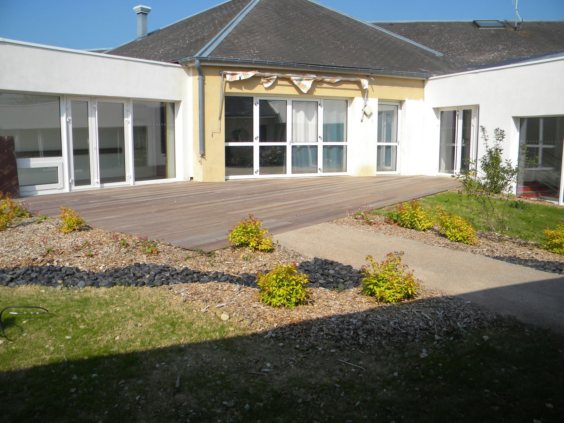 Terrasse en bois devant un grand bâtiment
