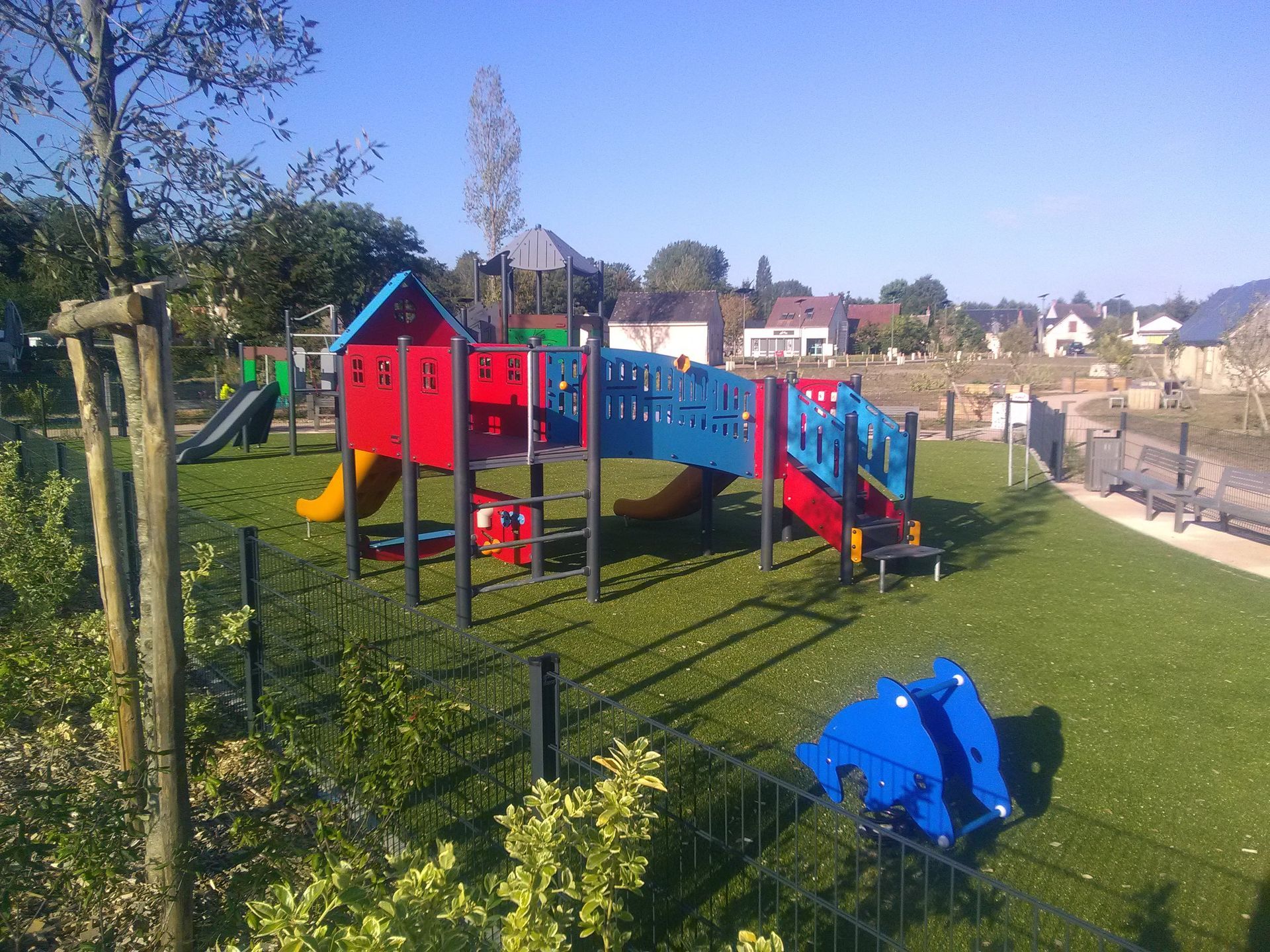 Aire de jeux rouge et bleue