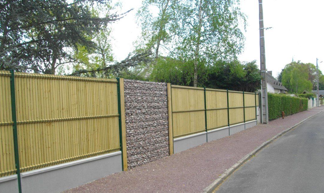 Clôture en panneaux pleins en bois