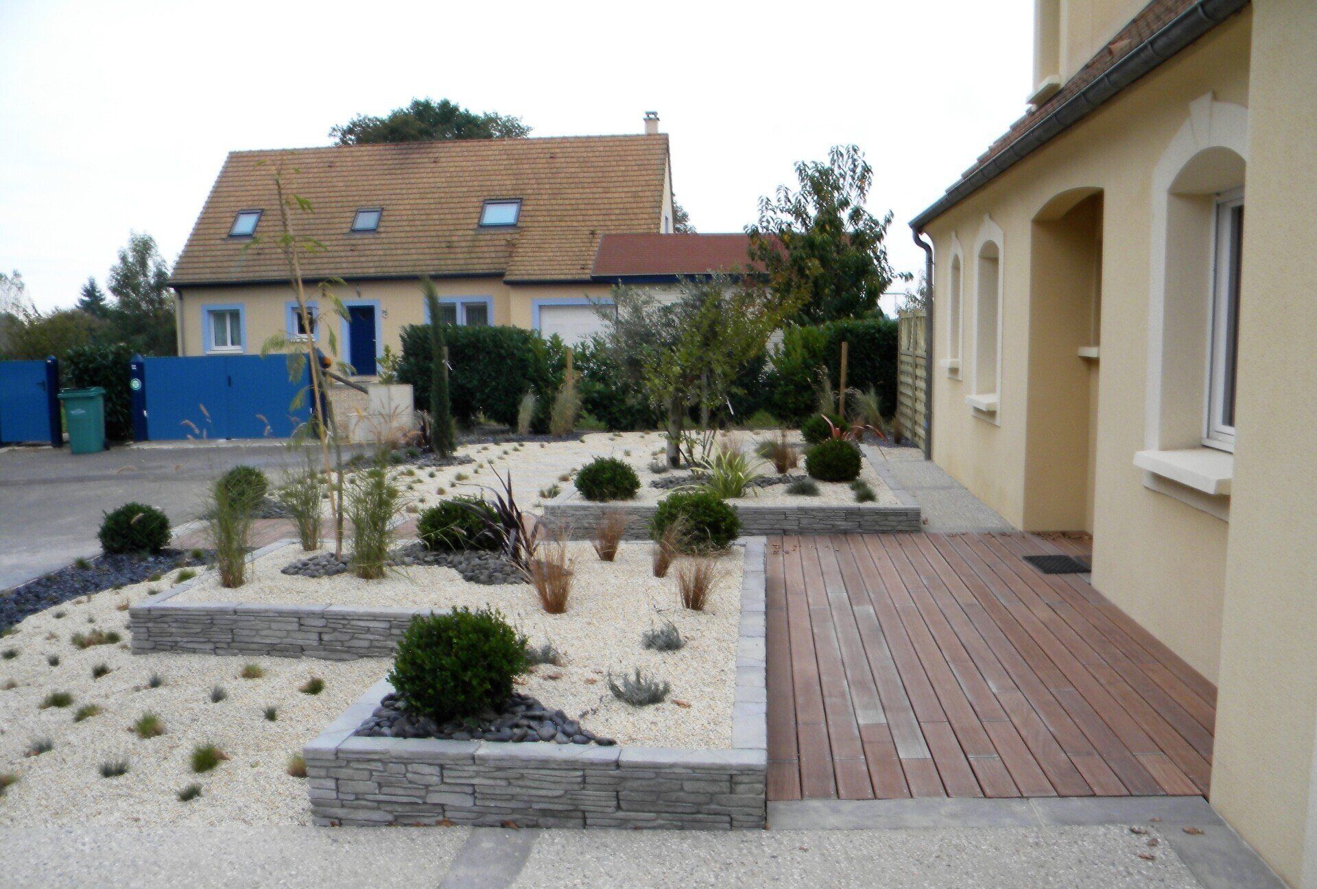 Petite terrasse en bois devant une maison
