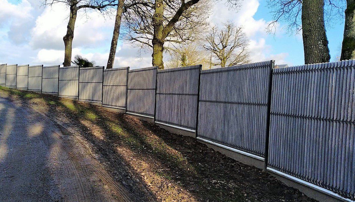 Clôture avec panneaux pleins