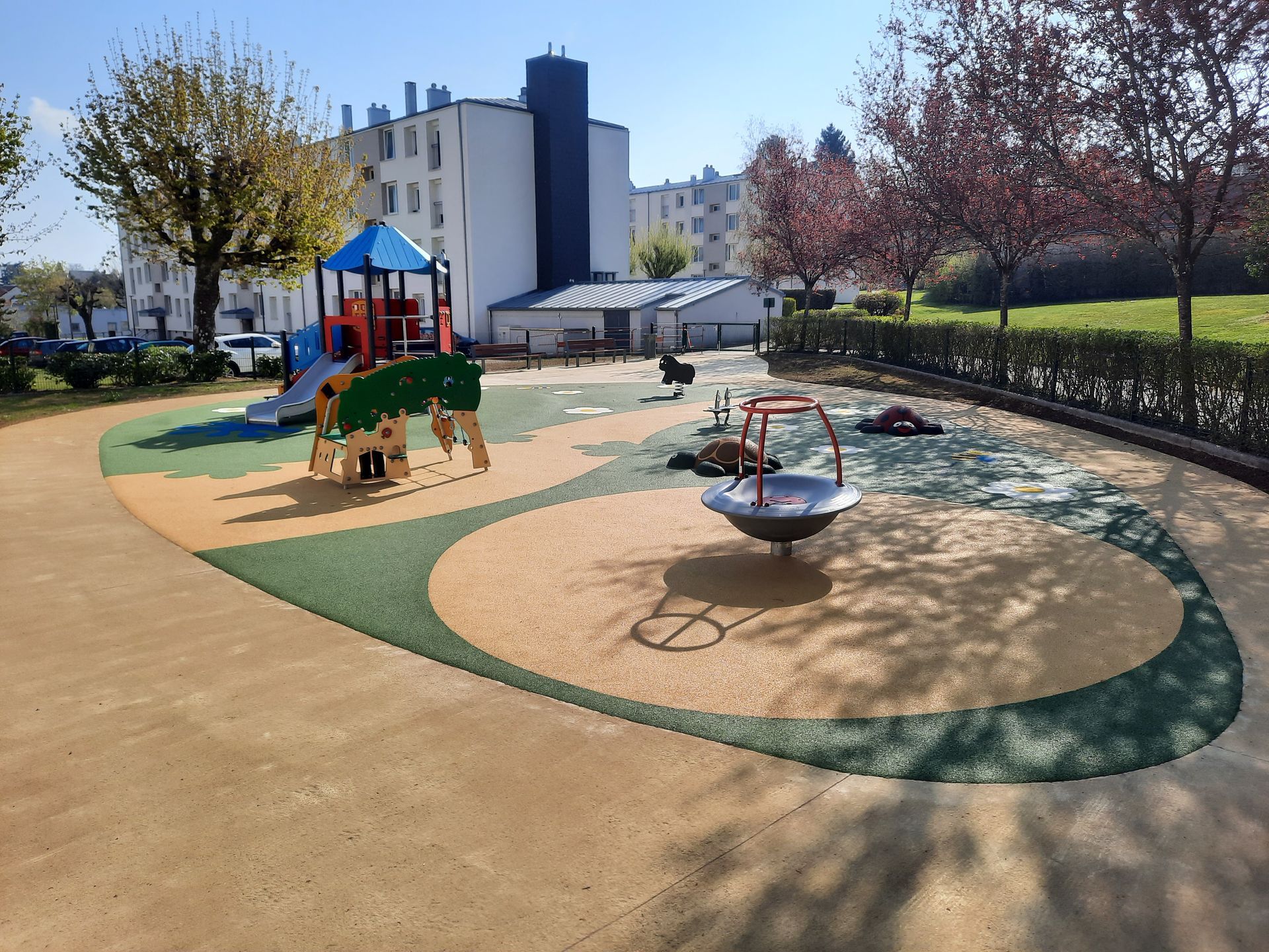 Petite zone avec jeux pour enfants