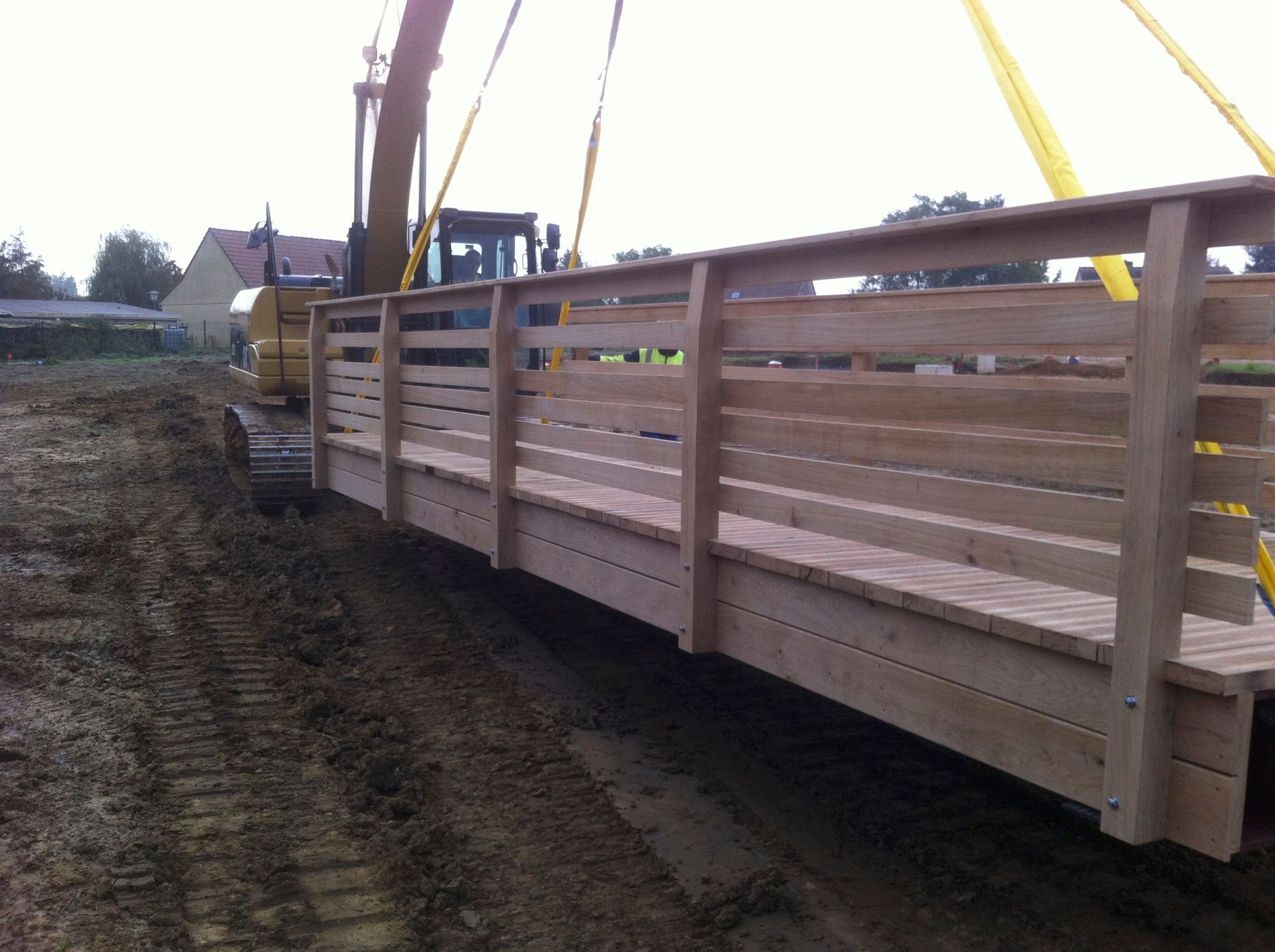 Pose d'un ponton passerelle en bois