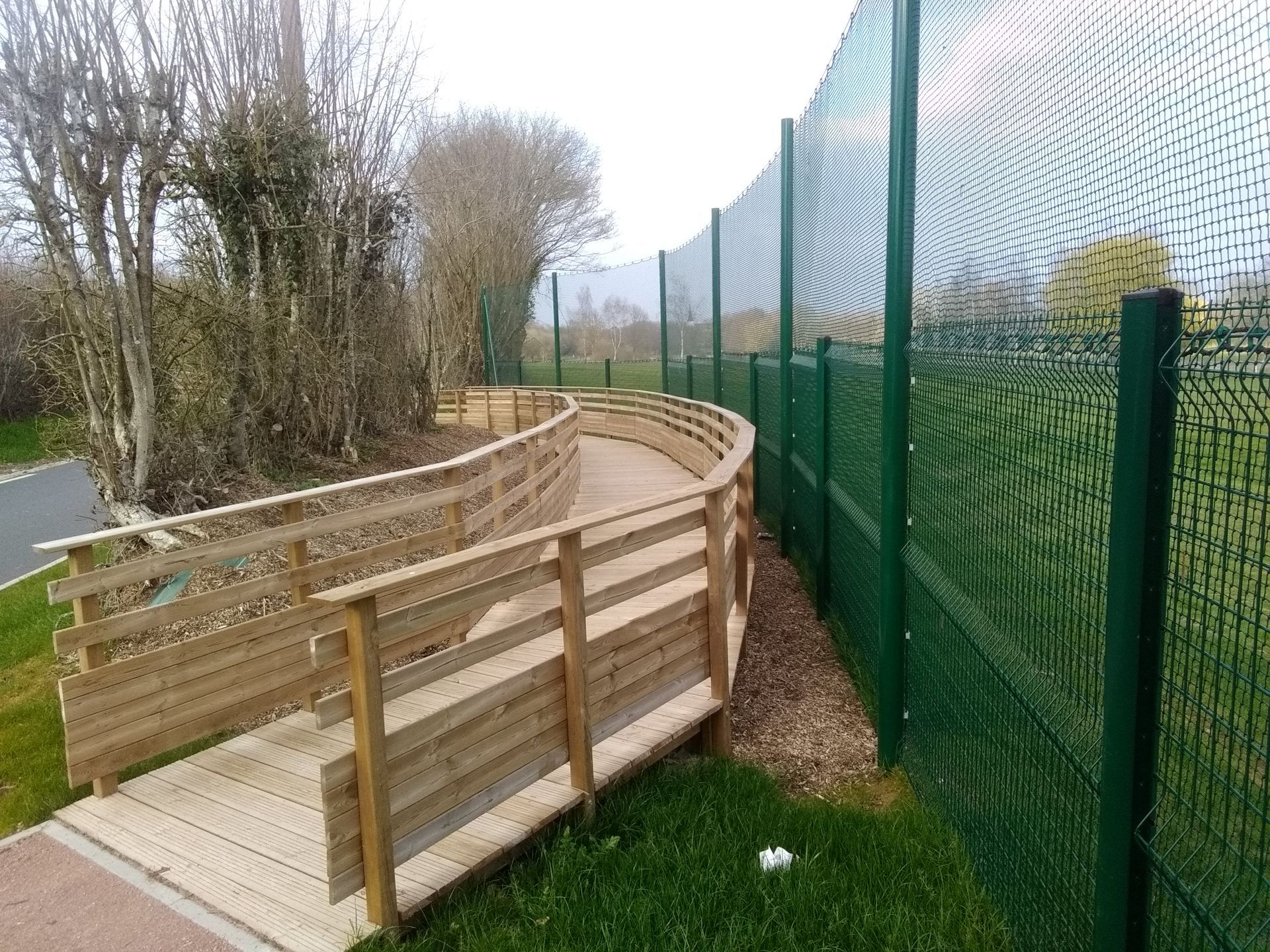 Petit ponton courbé en bois