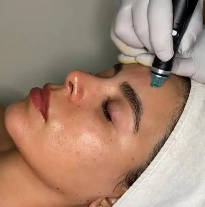 Una mujer está acostada boca arriba con la cabeza apoyada en una silla.