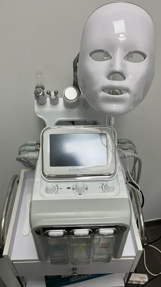 Una máscara blanca está sentada encima de una máquina.