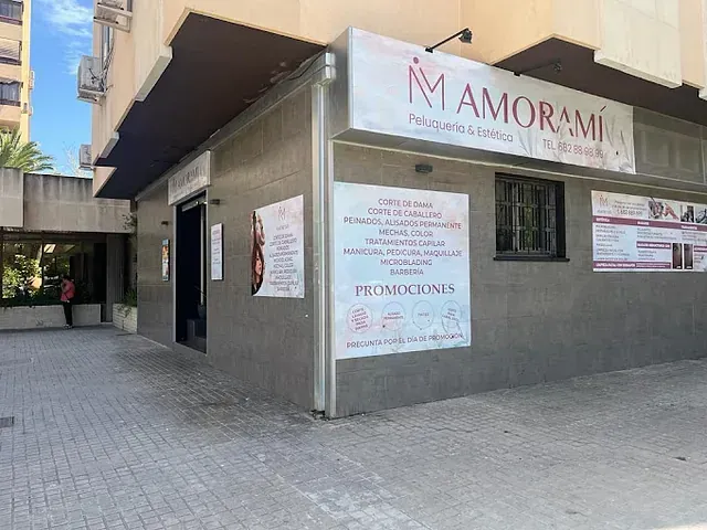 Un edificio con un cartel al costado que dice amorami.