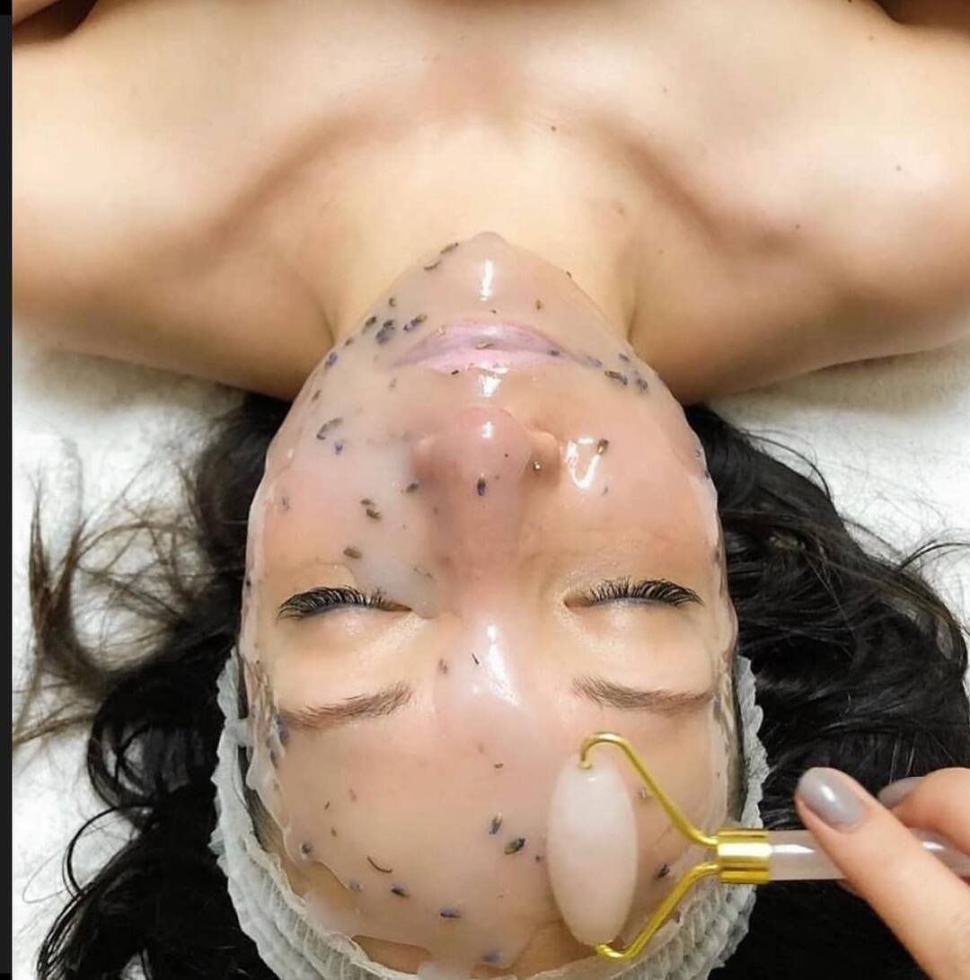 Una mujer con una máscara en la cara y un rodillo en la boca.