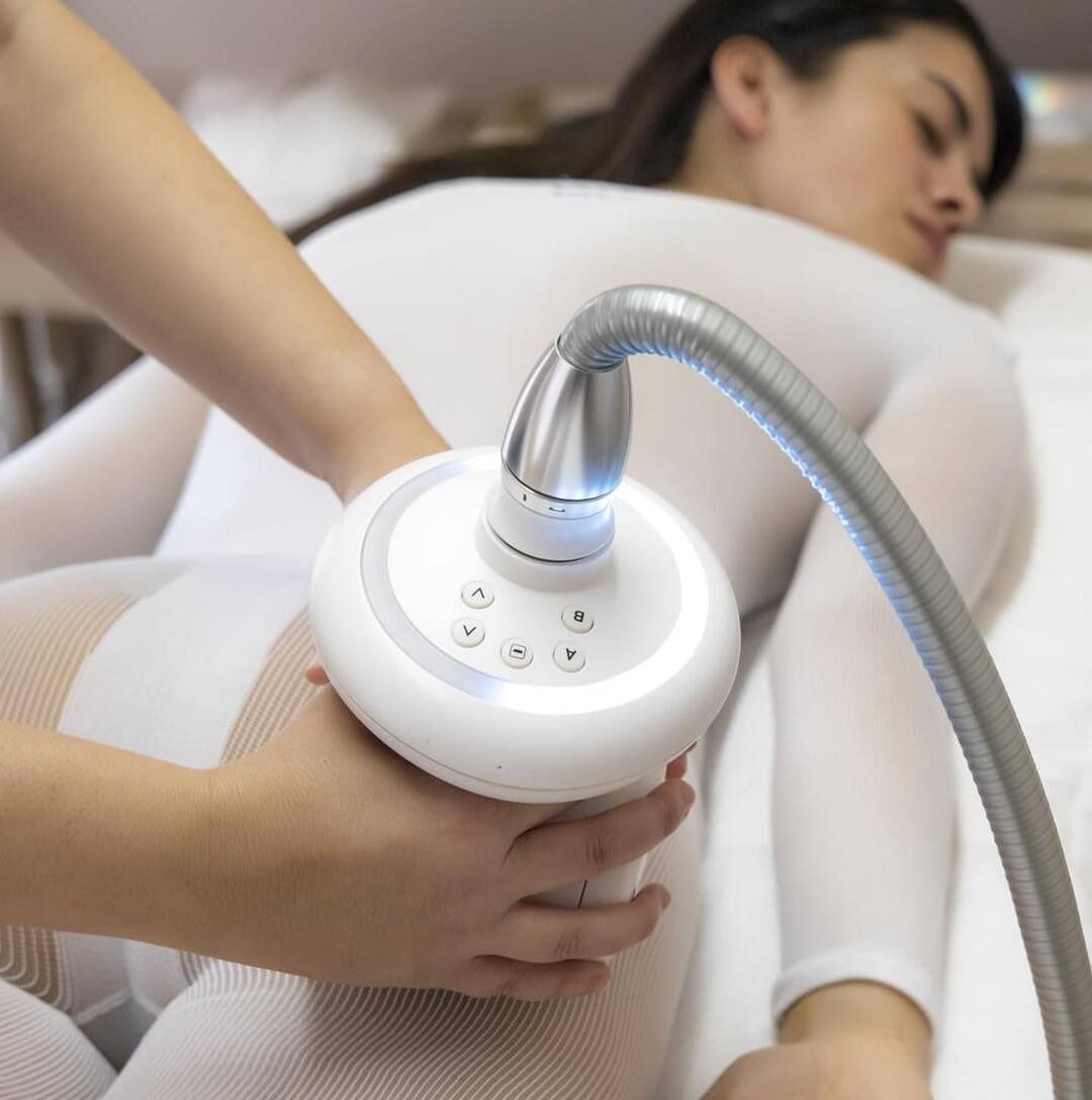 Una mujer está recibiendo un masaje de una máquina.