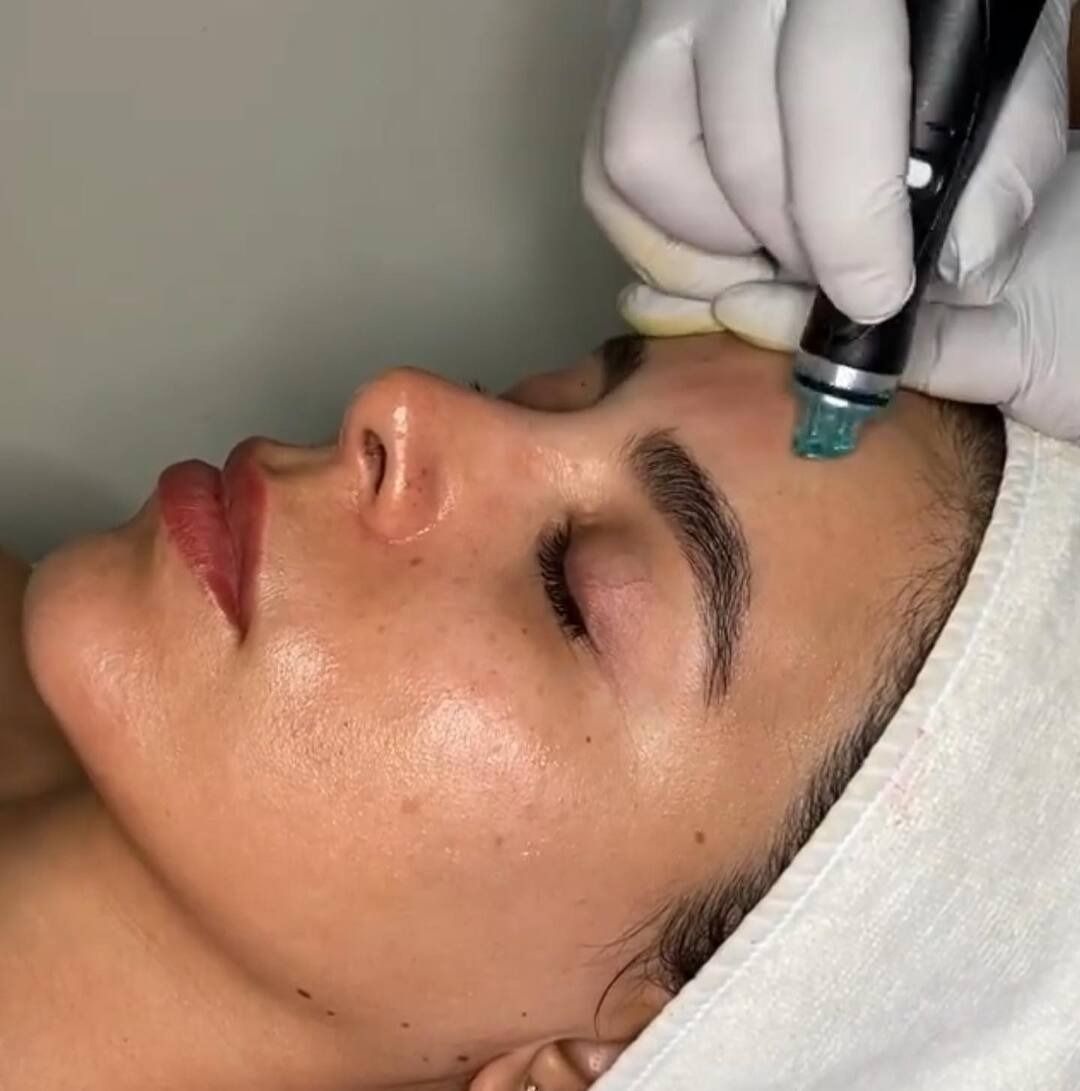 Una mujer está recibiendo un tratamiento facial en un spa.