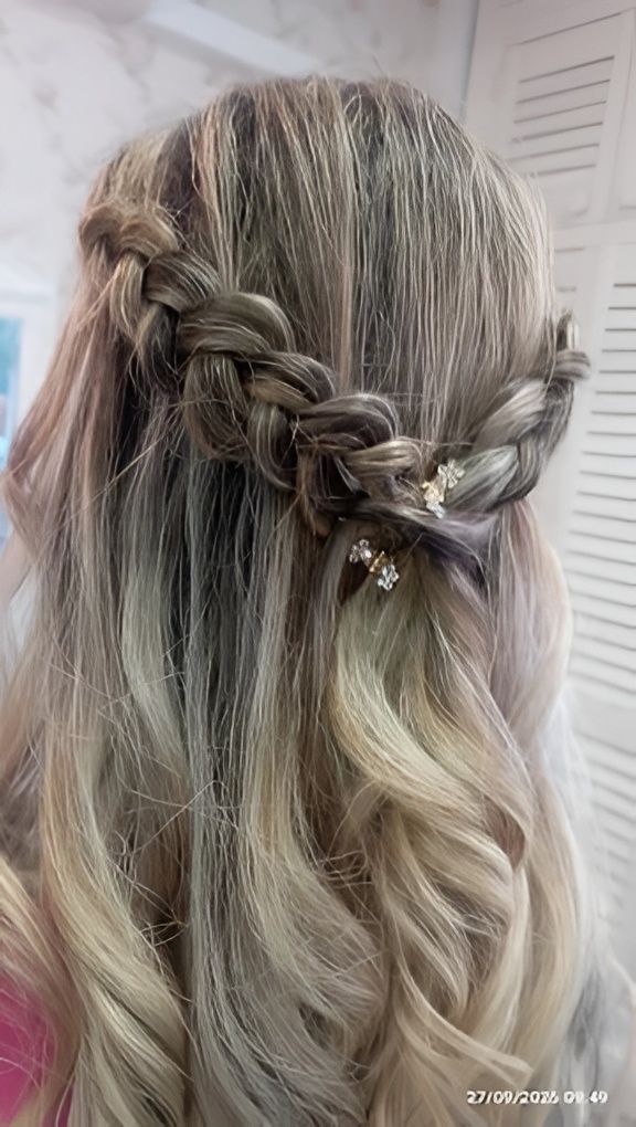 Peinado semirecogido trenzado con suaves ondas en cabello rubio, decorado con pequeñas pinzas de perlas.