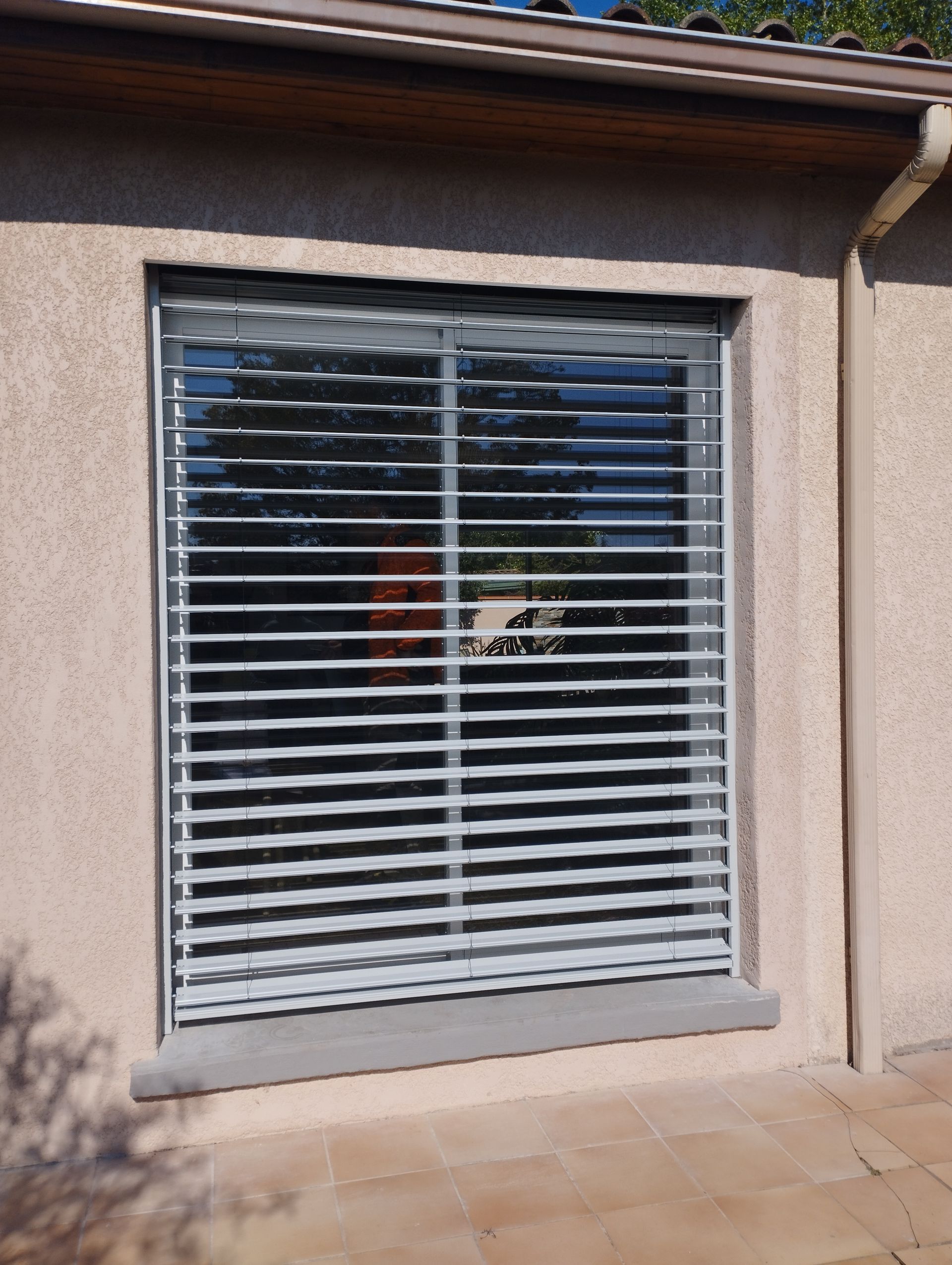 Store banne en tissu gris