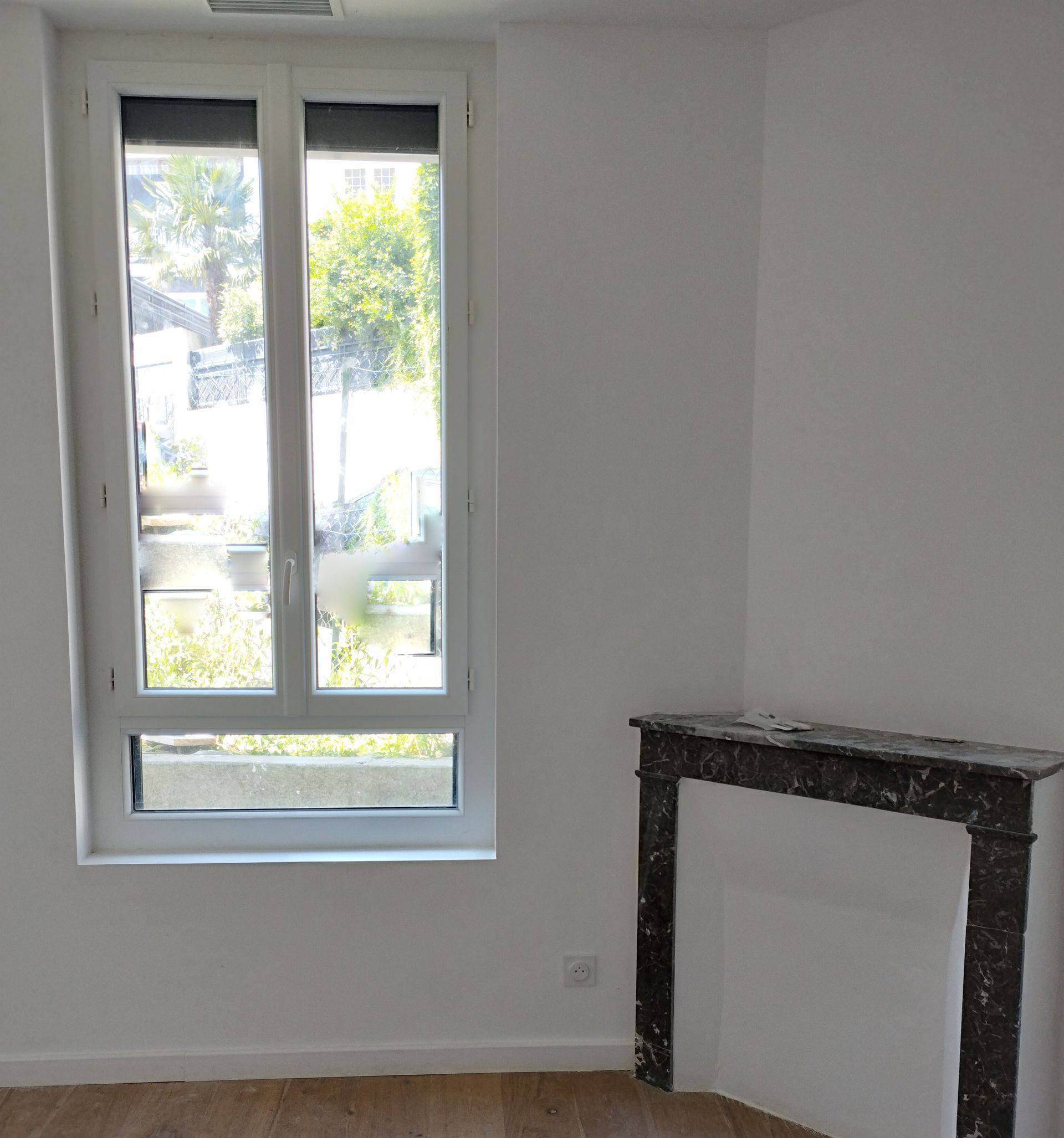 fenêtre blanche avec partie fixe en soubassement