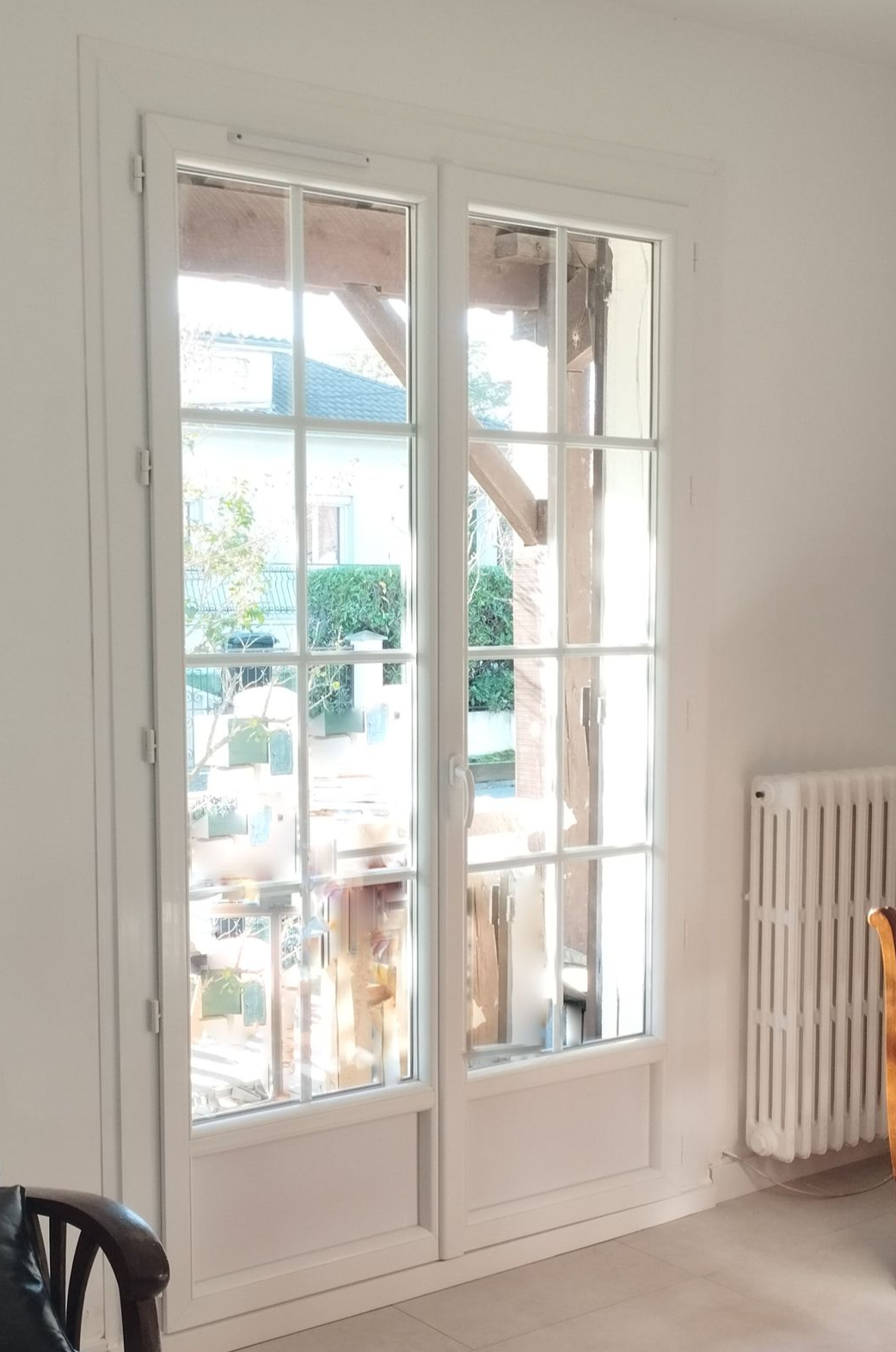 porte fenêtre blanche avec sous bassement et petit bois