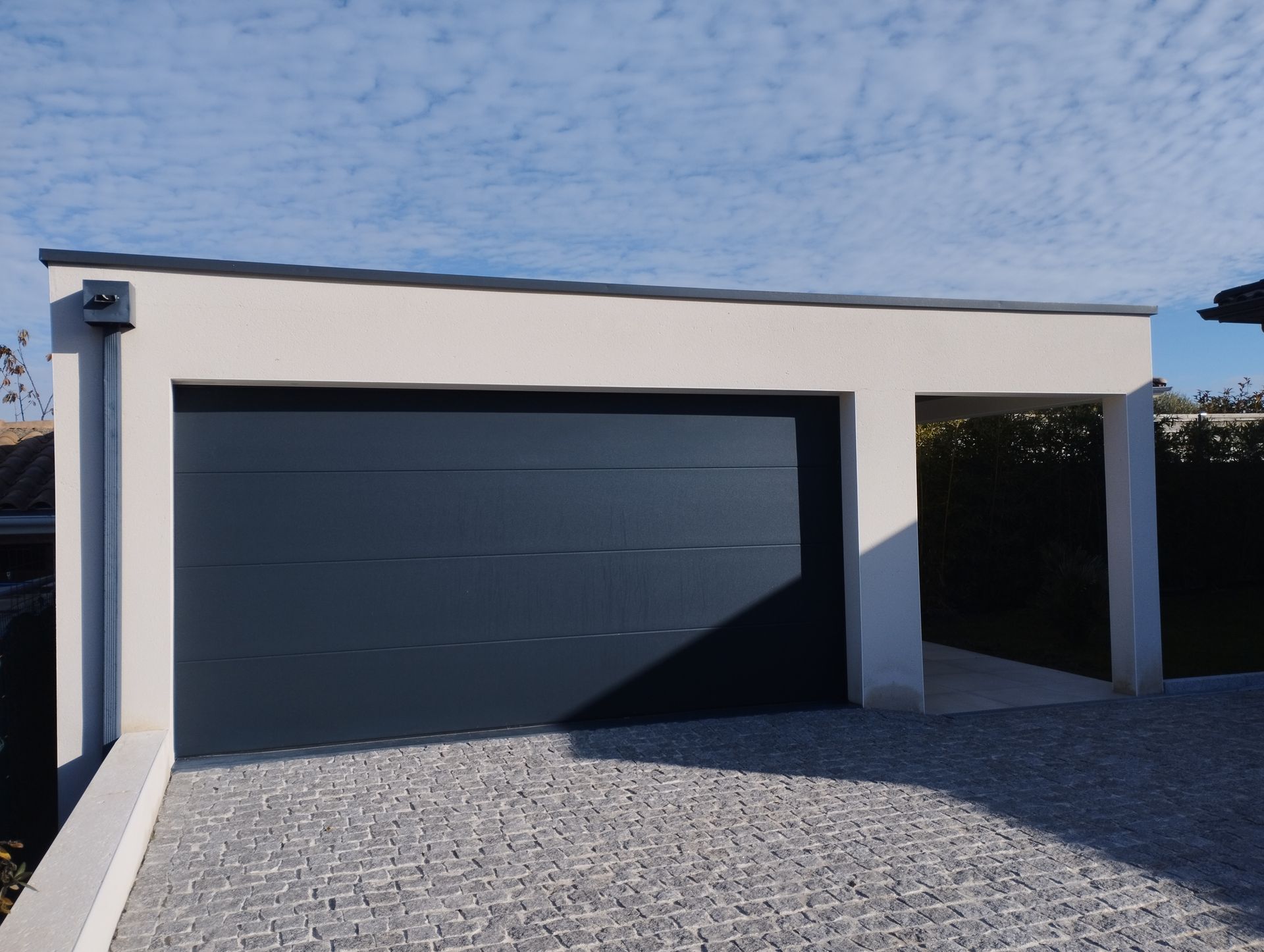 Porte de garage noire moderne.