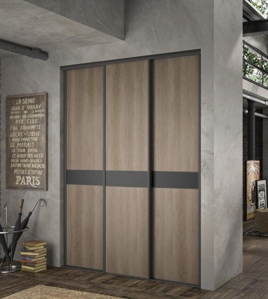 Armoires de rangement en bois encastrées sous l'escalier.