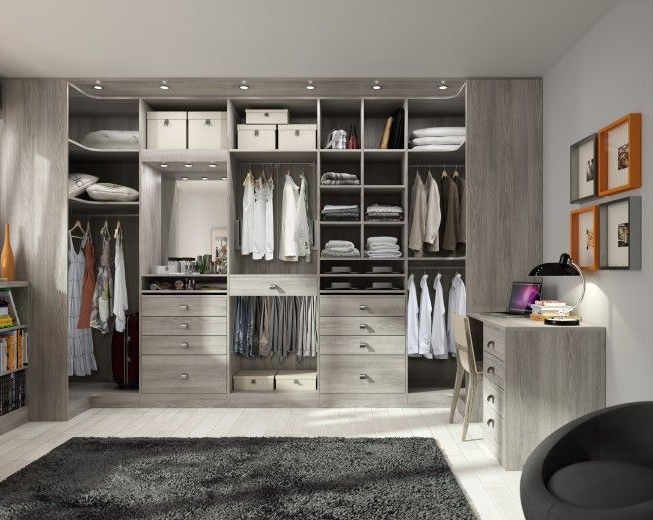 Étagère encastrée en bois avec un bureau