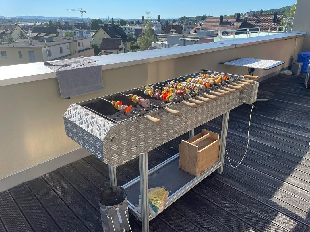 Ein Hund steht neben Schweinen, die aus einem Trog fressen. Foto von Müller-Beef